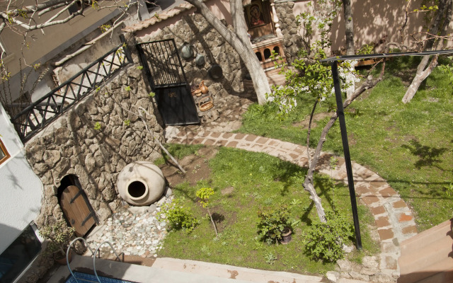 Hin Yerevantsi Hotel