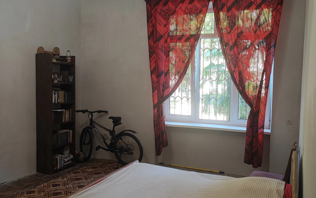 Trekhkomnatnaya v Sukhumi na Beregu Morya Flat