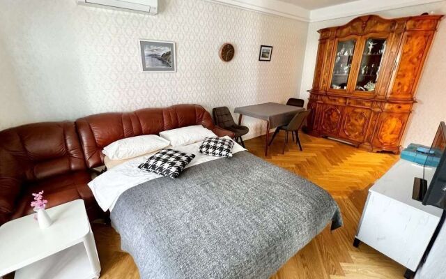 Na Naberezhnoj Bolshoj Hevki Flat