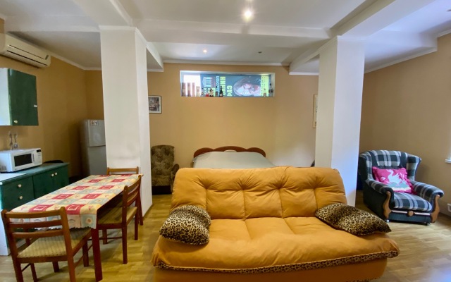 Апартаменты Статус на Кирова 10 в Ялте 2