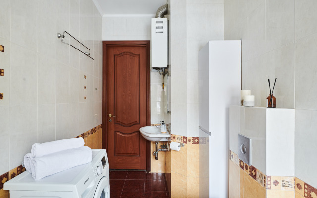 GM YArkaya Trekhkomnatnaya u Krasnoj Ploshchadi Apartments