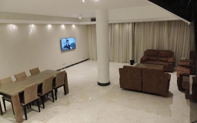 Sultan Luxurious Townhouse Near Auc Apartments