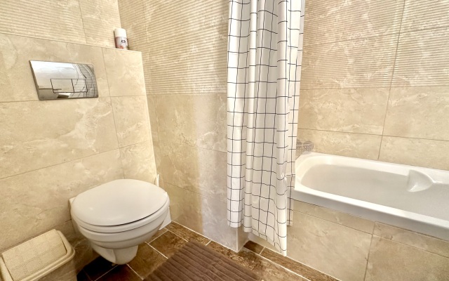 Shikarnye Apartamenty Ryadom s Parizhskoy Ploschadyyu v Khayfe Apartments