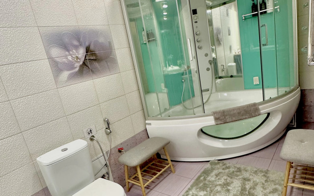 Частный дом с прудом террасами джакузи