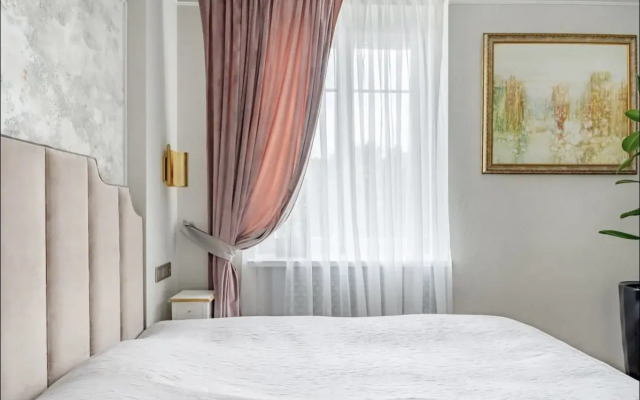 Lux na Ploschadi Pobedy Apartments