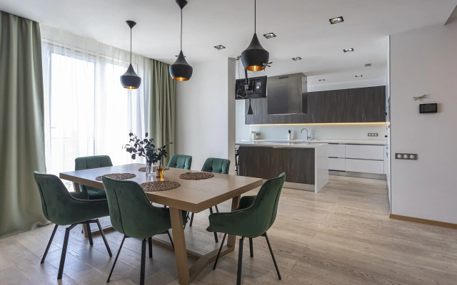 Roskoshnaya dvukhurovnevaya kvartira s sobstvennoy terrasoy Flat