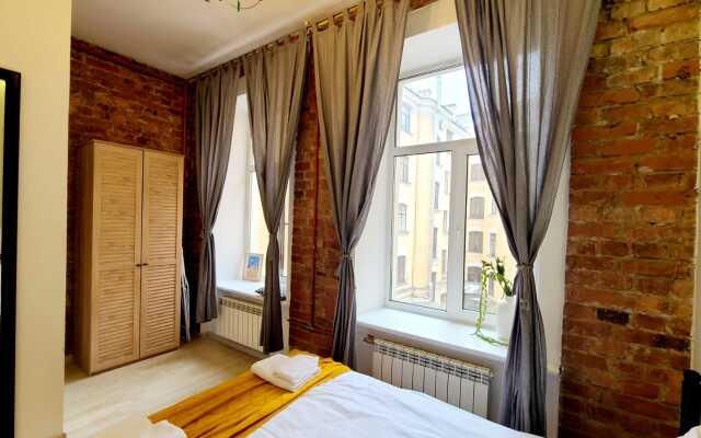 Апартаменты на Большом 13 Два Окна в Спальне