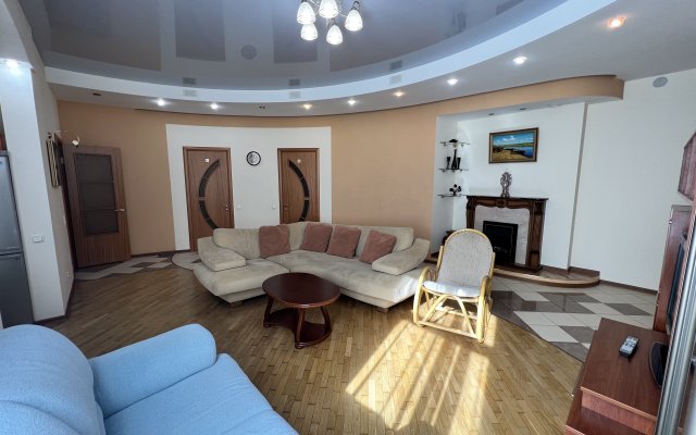 Trekhkomnatnye s saunoy i dzhakuzi Parking space Flat