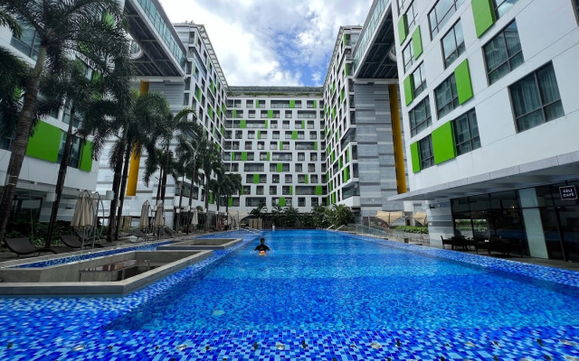 Holiday Inn & Suites Saigon Airport Hotel