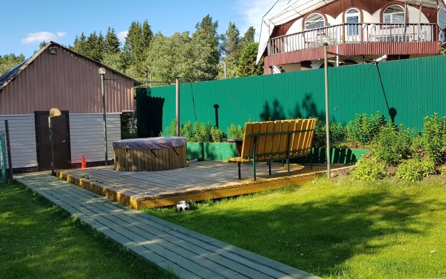 Na ozere Volynskoye ryadom s Igora Private House