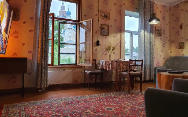 V Starinnom Osobnyake  voskresenskaya - Pamyatnik Provintsialnogo Klassitsizma Flat