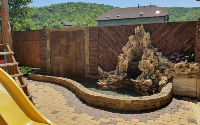 Zamok Na Zemlyanichnoj Guest House