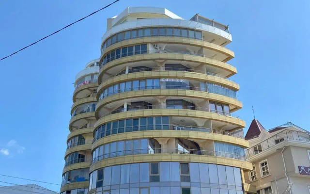 V Tsentre Goroda Na Beregu Morya Apartments