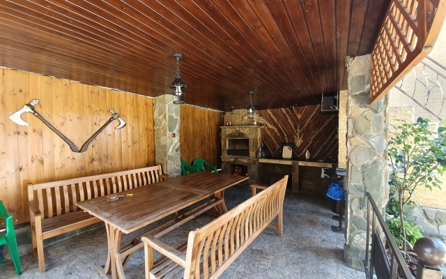 Zamok Na Zemlyanichnoj Guest House