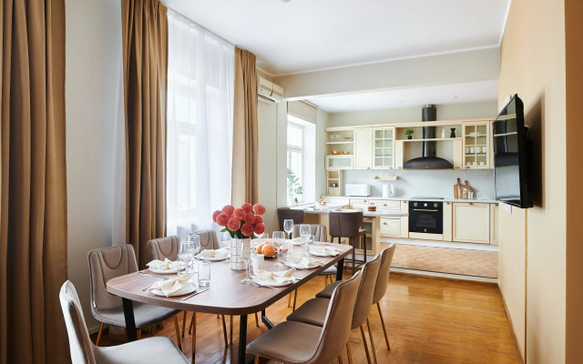 Квартира GM Apartments Двухуровневая с мансардой у Патриарших Прудов