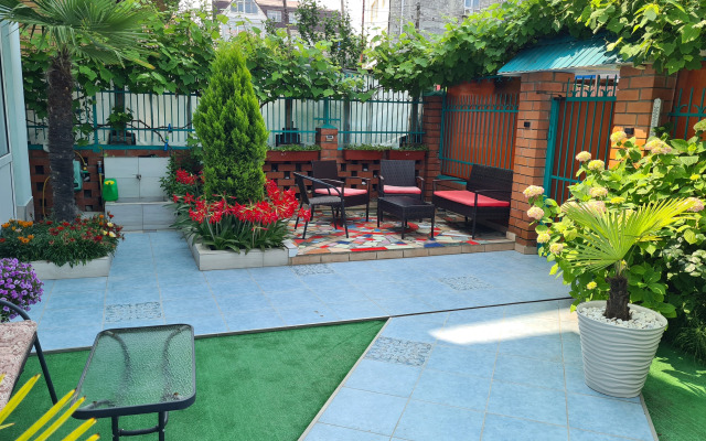 Uyut Loo Guest House