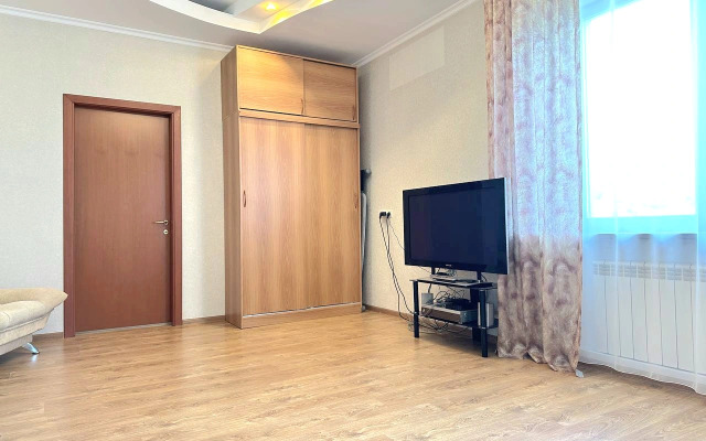 Chetyrekhkomnatnaya v Centre na Ostrovskogo Flat