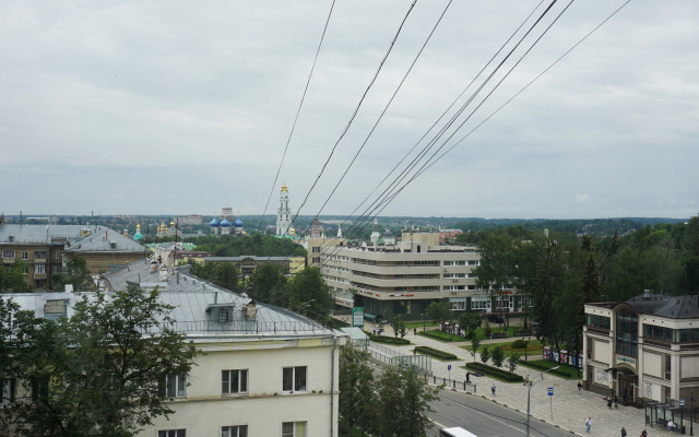 Schastlivaya S Vidom Na Lavru Flat