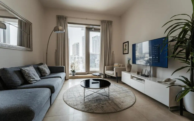 Апартаменты Izzi One Bedroom Sparkle Tower