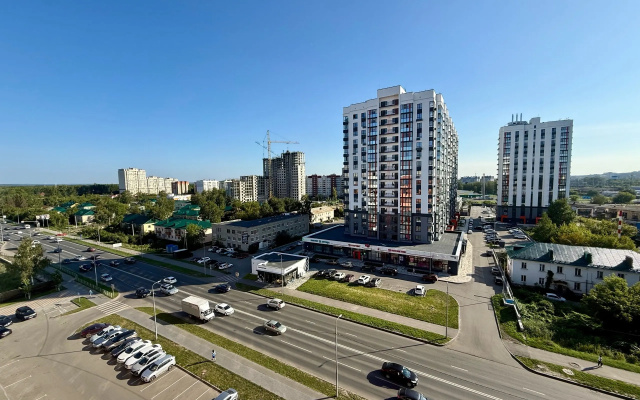 Kvartira Novaa s potrasausim vidom iz okna na gorod
