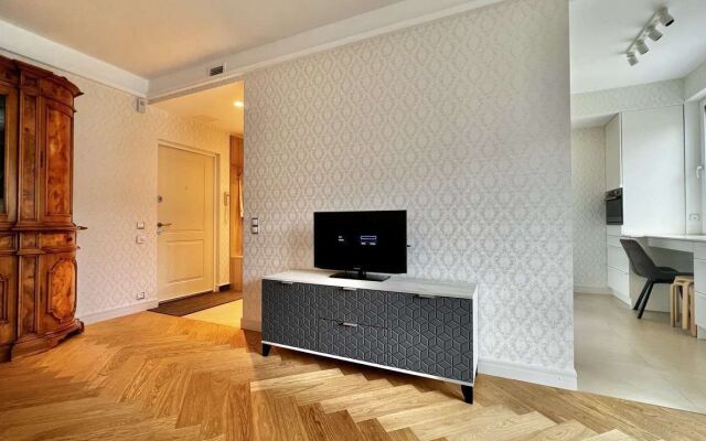 Na Naberezhnoj Bolshoj Hevki Flat