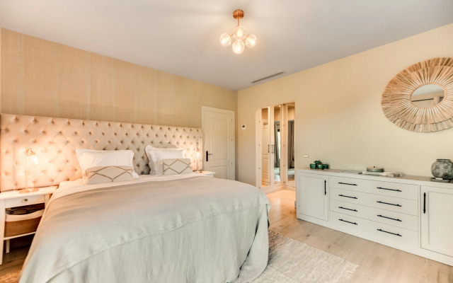 All About Villa La Boheme