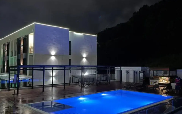 Kasablanka Stilnaya Studiya V Adlere S Basseynom Apartments