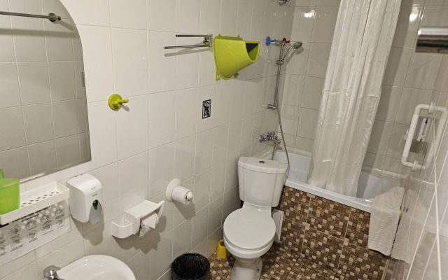 Lemon Joe Hotel