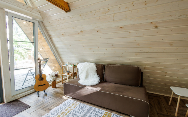 Частный дом А-фрейм в дубовом лесу