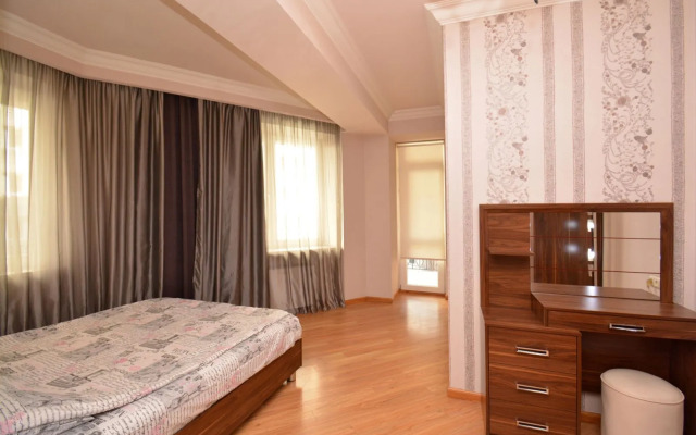 3-komn. v tsentre goroda na Severnom prospekte Flat HH550