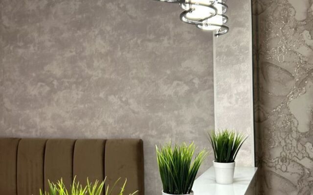 Na Ulitse Latysheva 3l Flat