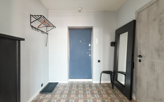 S panoramnym vidom na gorod Flat
