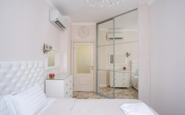 Red Apartments Art Layt Siti Tsereteli Apartments