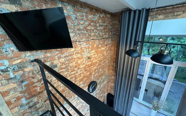 Dvukhurovnevaya studiya s dvumya sanuzlami v parke Apartments