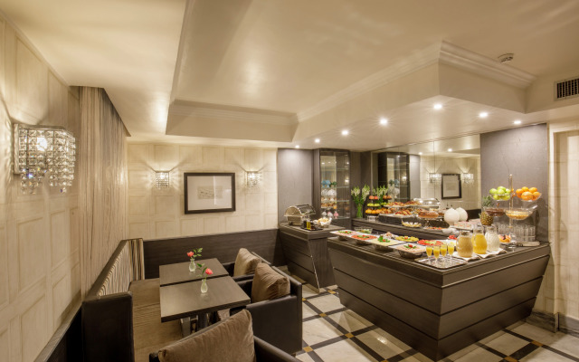 Отель Royal Court