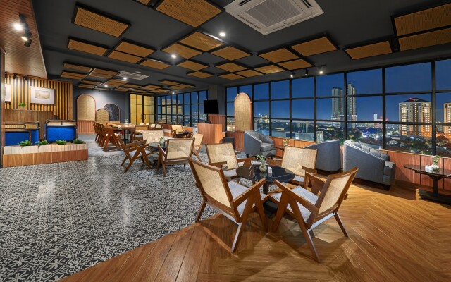 Отель Aston Inn Jemursari