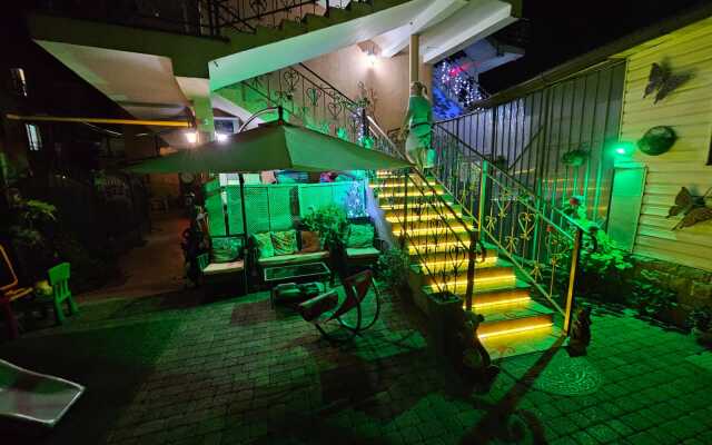 V Gostyah U Dzhulii Guest house