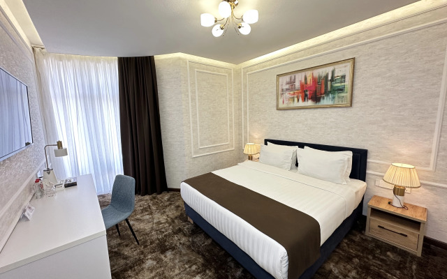 Garnet Hotel