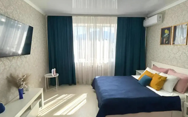 Uyutnaya Kvartira S Vidom Na Gory I Ozero Flat