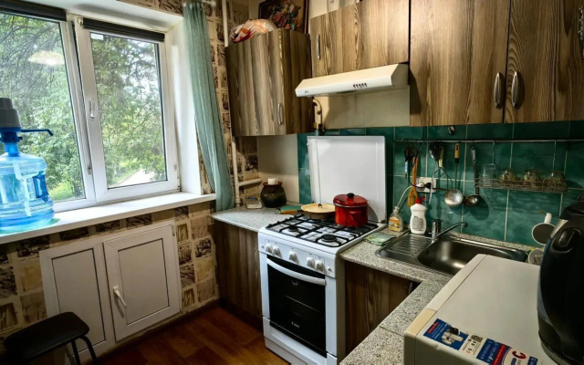 U Ostanovki Gostsirk Flat