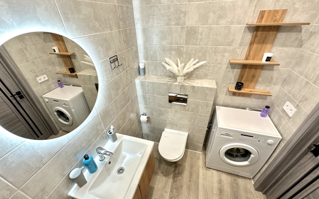 Evkalipt s Dizaynerskim Remontom v Sovremennom Rayone Apartments