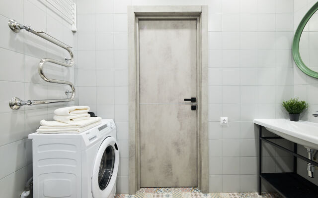 S panoramnym vidom na gorod Flat