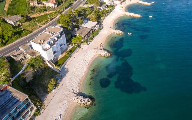 Spacious Beachfront Apartments Tanita