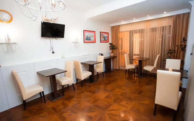 Aruna Hotel
