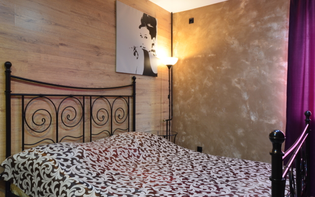 Na Naberezhnoy Na 9 Chelovek Flat