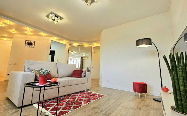 Квартира в удобной локации рядом со станцией метро Суконная слобода