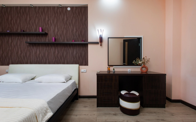 3-komn. ryadom s restoranom DIMOND, DI8210 Flat