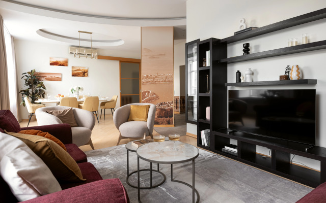 GM Solnechnaya Trekhkomnatnaya v dvuh shagah ot Naberezhnoj Apartments