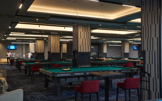 Отель FarFour Inn & Suite