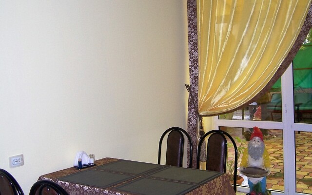 U Nikiticha Guesthouse